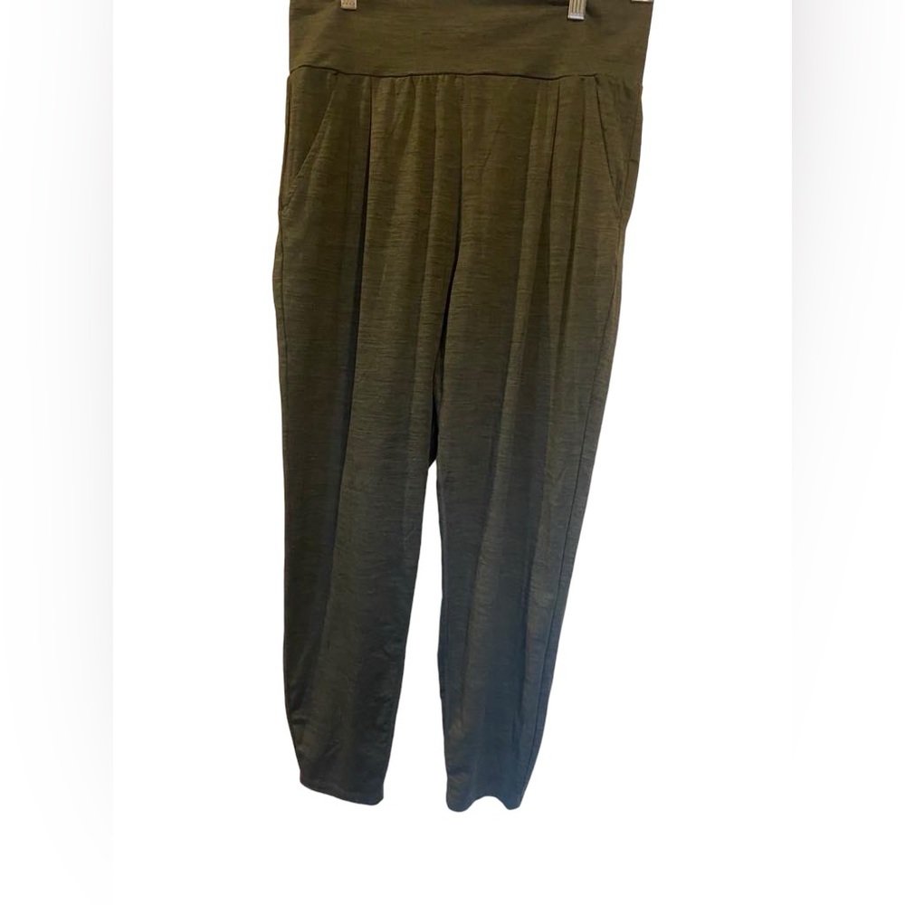 81. Vuori active joggers Size L